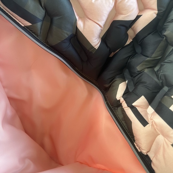 Go Dot Dash camo pink Round Puffy Bag - Picture 5 of 5